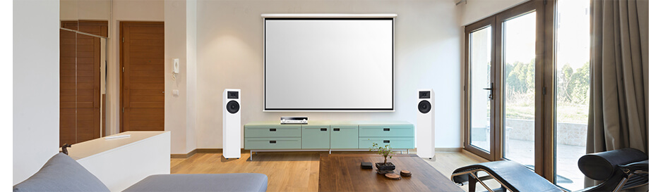 Une salle de home cinéma claire