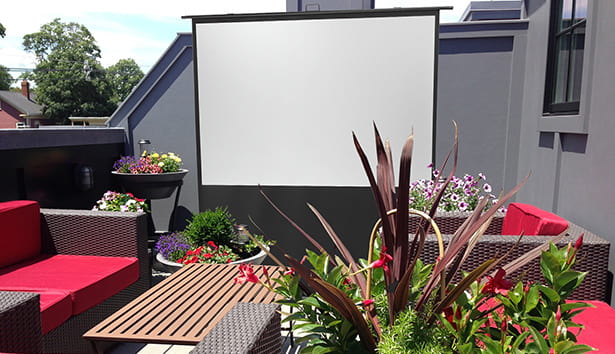 Écran de projections et vidéoprojecteurs sur une terrasse