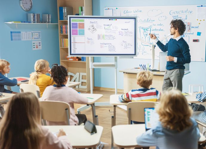 40031_adobestock_370986058-lehrer-vor-klasse-__-gorodenkoff-stock.adobe.com-690-500