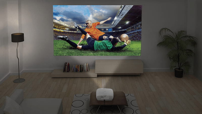 Home cinéma avec vidéoprojecteurs diffusant un match de football
