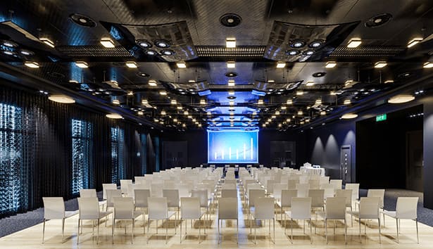 Salle d'événement avec présentation sur écran de projections